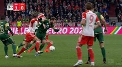 大乱闘の予兆だったのか？「ヤバすぎる」「やりすぎだろ！」 爆速スピードで強烈タックル→顔面パンチが炸裂した瞬間　バイエルンFWの過激すぎるプレーにスタジアム騒然