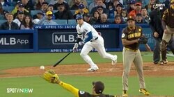 ビビったのは投手だけじゃなかった！大谷翔平の“爆速センター返し”にショートもビックリ 「えぐい打球やな」「こっわ」時速174.8キロのトップスピン打球に敵軍センターライン戦慄