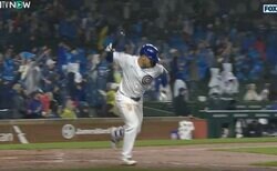 球場騒然！一体、どういう状況…！？ カブス・鈴木誠也、全力でバットを叩きつけた…！ 痛恨エラーをチャラにした"同点場外満塁弾”がヤバすぎる「なんて日だ…」「すべてがデカい」