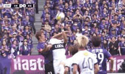 鈴木優磨が鬼の形相！「危なすぎる…」京都FWの“顔面肘打ち”に鹿島が猛抗議「明らかに相手をブロックした」解説者も苦言