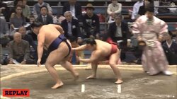 突如、「消えた」炎鵬　突き落としで3勝目