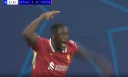 どこ見てんだよ！ 審判にブチギレ… 何が起きた？  “反則スレスレ”爆速守備でピンチを救う→リヴァプールDFが判定に怒り爆発