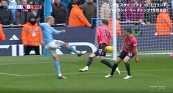 「死ぬだろ…」「弾速ヤバすぎる」爆速スピードでGKの手を弾き飛ばす“火の玉弾丸シュート”が炸裂した瞬間　怪物FWハーランドの強烈すぎるダイレクトボレー