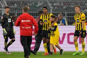 ｢素敵すぎる｣!! ドルトムントMFが試合乱入の少年に取った行動に｢称賛の嵐｣！ ｢6000超いいね｣がついたイングランド代表MFの｢最高の行動｣