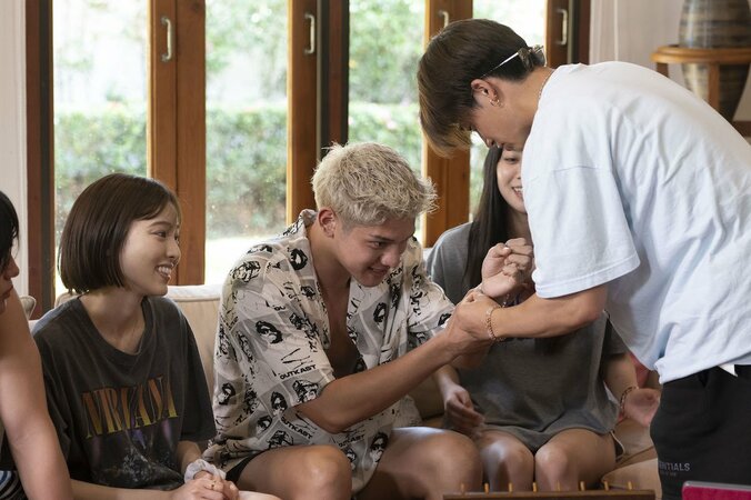 夜のプールで水着姿の美人ピラティス講師を強く抱きしめ…29歳経営者が不器用なアピール 2枚目