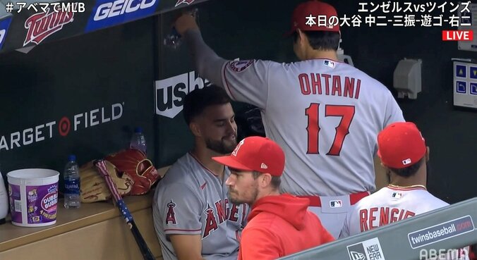 大谷翔平、ノーヒッター逃し意気消沈の左腕を“イタズラ”で励ます 「ほっこりする」「雰囲気が良すぎ」と話題 1枚目