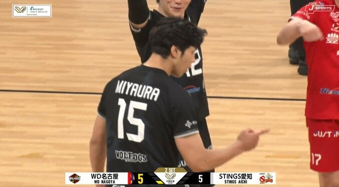 男子バレー、剛腕が意表を突く“ゆる～い”サーブ 普段とのギャップに相手もお手上げノータッチ 2枚目