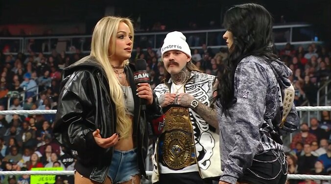 「顔はやめてあげて」美しき“悪女”レスラー、因縁相手をマイクで殴打 “半失神”状態に「すげえ音した」ファン悲痛 3枚目