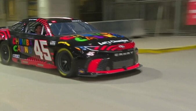 「運転すげぇ」プロレス会場に爆音のTOYOTA車が降臨 “ど派手＆圧巻”のドラテクにファン興奮 2枚目