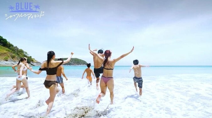 「いいお尻…」海ではしゃぐ美女たちの水着姿に、ゆきぽよもほれぼれ 2枚目