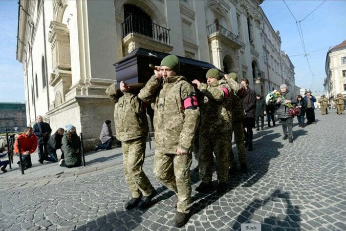 【写真・画像】「涙する母親、跪いて兵士の棺を見送る通行人」「ホロコーストから命を繋いだマンホール」…ウクライナ西部の街・リビウの写真が語ること　1枚目