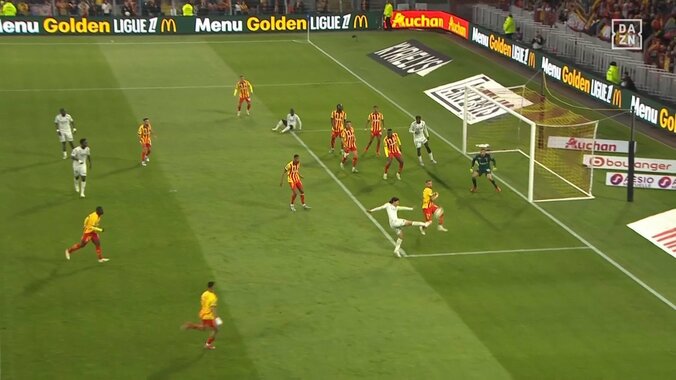 「腰の捻りがえぐい」「美しすぎる」南野拓実の圧巻ダイレクトボレーシュートをフランス人解説者も称賛「完璧なボディバランス」 4枚目