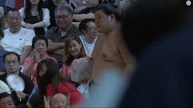 総額413万円…分厚すぎる懸賞を持つ大の里