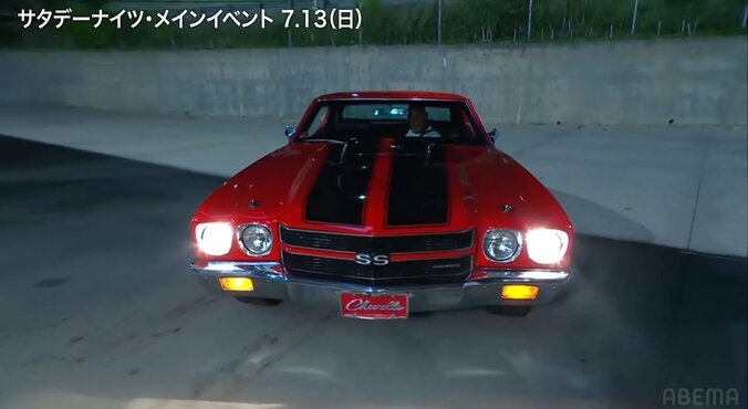 旧車で会場入りするゴールドバーグ