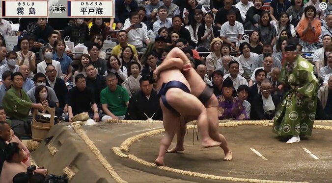 大相撲、着物姿の美人女優が“お口あんぐり” 大関霧島の豪快な投げで隣の大物落語家とまさかのシンクロ 珍しい光景 2枚目