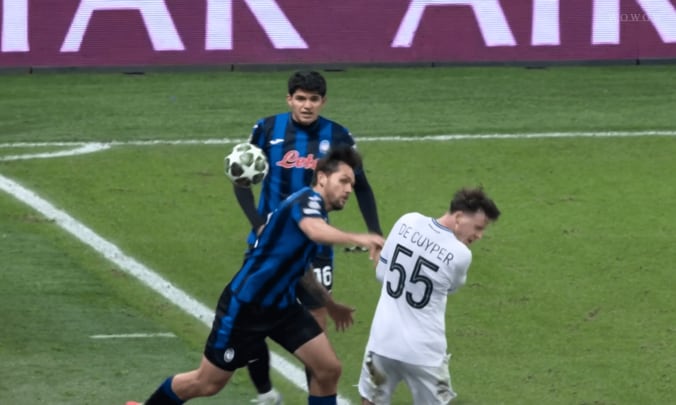 衝撃のブチギレ退場！「気が狂った…」“鬼の形相”で主審ガン無視→背後から体当たりした瞬間「愚かだ」「恥ずべき」アタランタ主将に批判殺到 4枚目