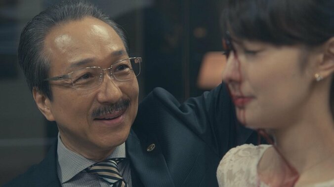 宮本茉由、小日向文世に頭から赤ワインをぶっかけられる　女優デビュー作で体当たり演技 2枚目