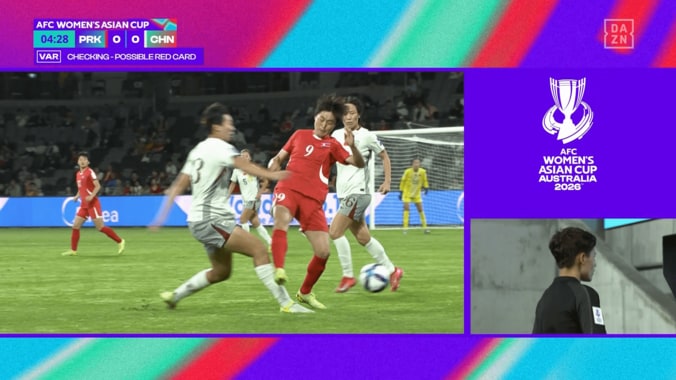 「スタッドが見えてるぞ！」北朝鮮女子MFの“足裏タックル”が膝直撃…中国ファンが憤慨「恐ろしい」「レッドカードだろ」【女子アジアカップ】 4枚目