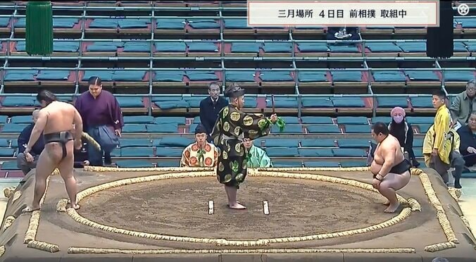「あら？」「どうした」両力士が“揃って土俵を後にする”ハプニング！ まさかの光景に「反対でしょ」軍配差し替えで行司も力士も戸惑う 4枚目