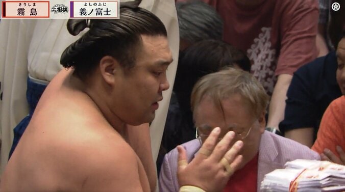 「弁当箱みたいな懸賞束」「懸賞えぐっ」ファン“ドン引き” 霧島、義ノ富士を撃破で大量の懸賞束に 2枚目