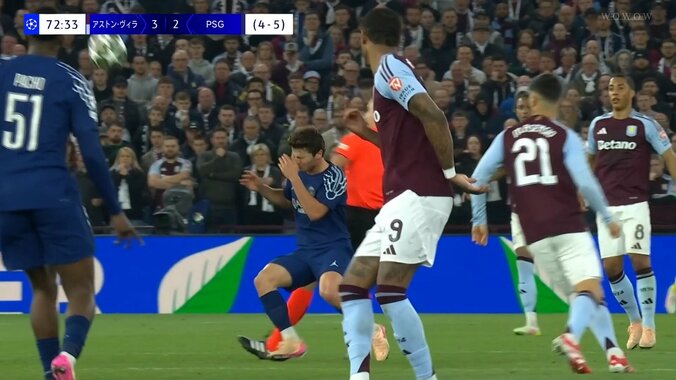 嘘だろ！主審が選手の顔面を肘打ちする珍事発生「イエローカード出るかも」強烈エルボー喰らいノックアウト→スタジアム大ブーイングの瞬間 5枚目