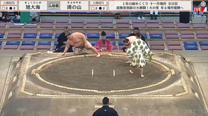 一体何が…力士が激しく身悶えファン驚き