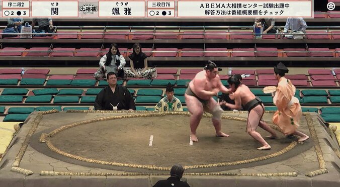 大相撲で“特殊技” 行司に接触した力士が土俵に残り、直後に“炸裂” 驚きの珍しい光景 2枚目