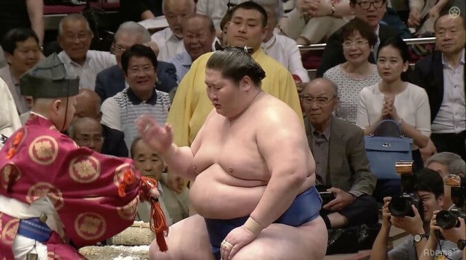 逸ノ城、土俵際で咄嗟のはたき込み　初日から3連勝　自己最重量225キロでも軽快 1枚目