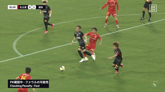 「なんでもPKやんこんなん」「誰か教えて」浦和MFへの“際どいジャッジ”にSNS紛糾「踏んでるからPK」「膝を刈られたな」PAエリアで接触転倒→PK判定の瞬間 4枚目