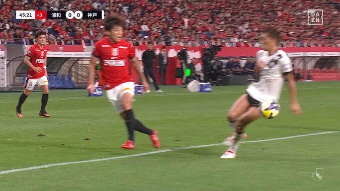 「PKでしょ！」浦和陣営は抗議も“ノーハンド”判定でファンの不満爆発「さっきは取ったのに」 3枚目