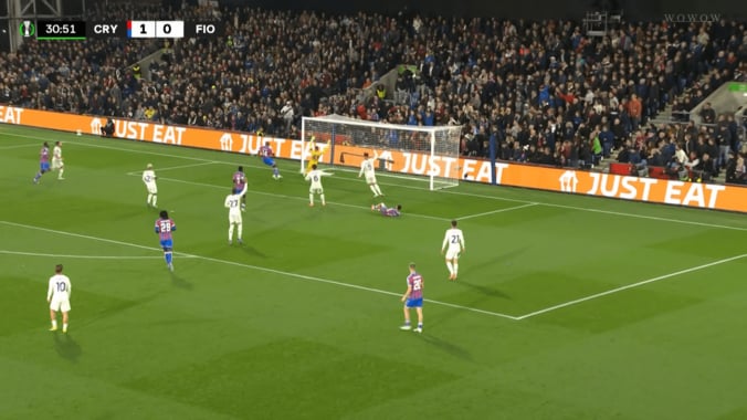 「なんて精度だ！」鎌田大地が“神アシスト”「クリスタルキング降臨」「完璧すぎた」ピンポイントクロスにSNS熱狂 5枚目