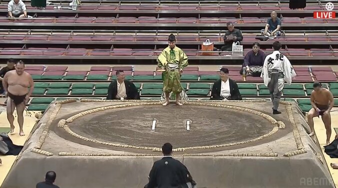 土俵下の親方たちもニッコリ