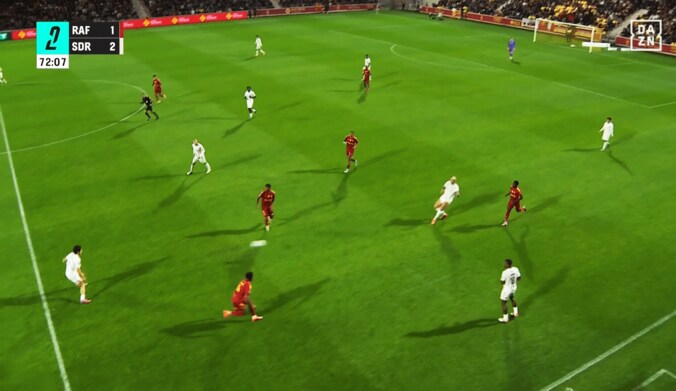 【写真・画像】「後ろに目が付いてる？」日本代表MFの“驚愕ダイレクトパス”にSNS騒然「この空間認知力よ」後方からの浮き球を華麗に捌いた瞬間　1枚目