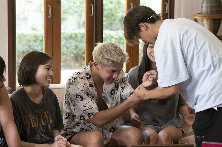 夜のプールで水着姿の美人ピラティス講師を強く抱きしめ…29歳経営者が不器用なアピール