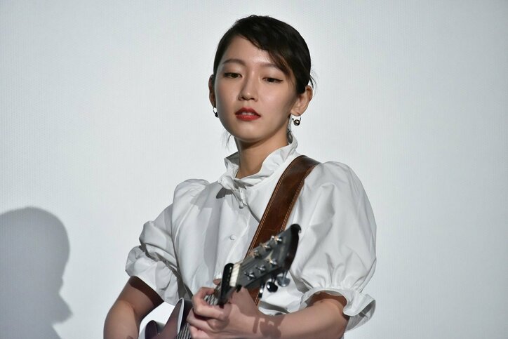 吉岡里帆、ギター片手に感涙の人生初ライブ！「涙が上がったり、下がったり」