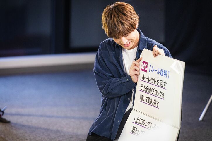 岩田剛典、“雑用係”任命であたふたカンペ持ち!レアな姿に三代目JSBメンバーから総ツッコミ「座ってる場合じゃないよ」「すぐ動く!」【BEST BROTHERS / THIS IS JSB発売記念ファンミ】