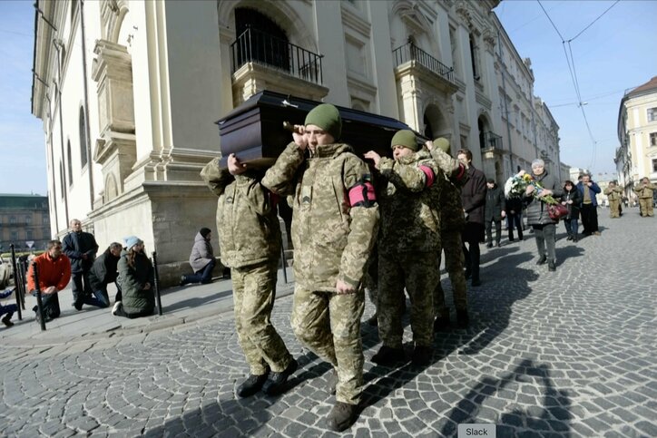 【写真・画像】「涙する母親、跪いて兵士の棺を見送る通行人」「ホロコーストから命を繋いだマンホール」…ウクライナ西部の街・リビウの写真が語ること　1枚目