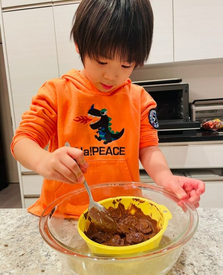 ココリコ遠藤の妻、子ども達と100円アイテムで菓子作り「かわいいチョコ完成」