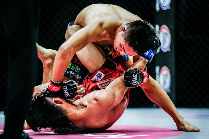 実況もドン引き、フィリピンの“壊し屋”の関節技 「脱出→大逆転」劇に驚きと称賛の声