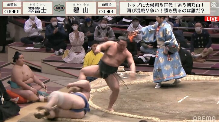 翠富士、碧山の横殴り気味の張り手を複数被弾も…“伝家の宝刀”で体重差74キロ対決を制して7勝目