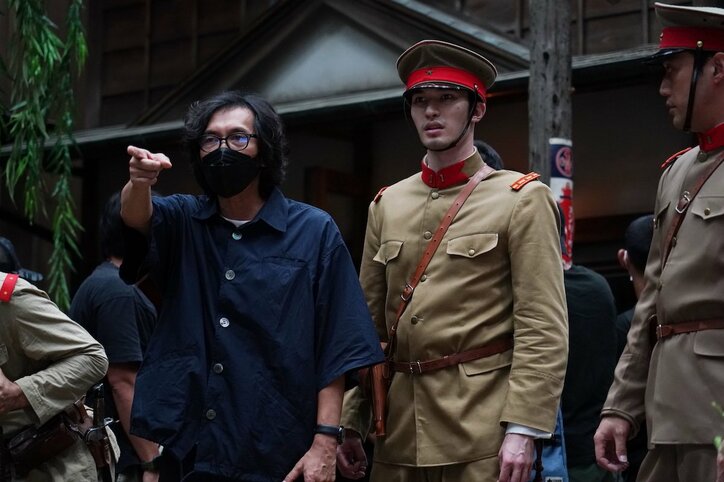 羽村仁成、がっつく食事シーンに苦戦「育ちの良さが出てしまっている（笑）」『リボルバー・リリー』現場レポート