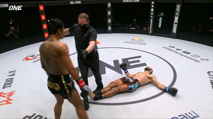 衝撃カウンターで“ぐにゃり” 大の字KO決着に「足ピン、十字架失神だ」驚嘆の声