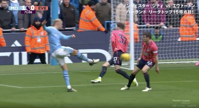 「死ぬだろ…」「弾速ヤバすぎる」爆速スピードでGKの手を弾き飛ばす“火の玉弾丸シュート”が炸裂した瞬間　怪物FWハーランドの強烈すぎるダイレクトボレー