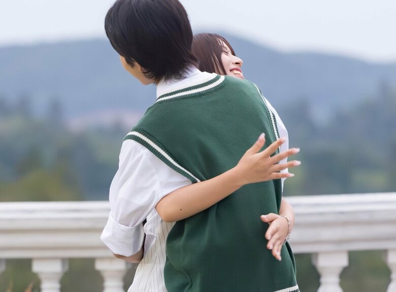 かわいすぎるJK「幸せにします」初めての彼氏に喜び爆発で熱烈ハグ！「楽しい未来しかみえない」『今日好き』チェンマイ編最終話