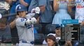 やっとオオタニが出てきたぞ! 雨で開始遅延のドジャース戦、“スター”大谷翔平の待望登場に敵地ファンが一斉にカメラを構える瞬間