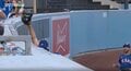 えっ?入った…!? ドジャースに起こった奇跡… 相手外野手のグラブでホームランが着弾! フェンス直撃→まさかの“アシストグラブ弾”の瞬間