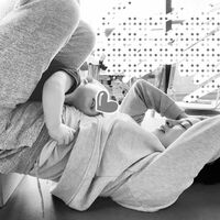 滝川クリステル、愛息とヨガを楽しむ姿を公開「子供も喜んで参加してきてくれます」