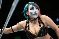 人気日本人女子レスラー、意外すぎる“濃いメンツ”との記念写真が大反響