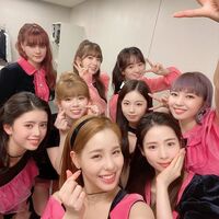 NiziU、レコード大賞での“仲良し”オフショットを公開「めっちゃ可愛かった」「やっぱりNiziUは9人」と絶賛の声