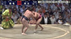 横綱・鶴竜、連日の金星配給！　“引き癖”が災いして阿炎に突き出しで敗れる